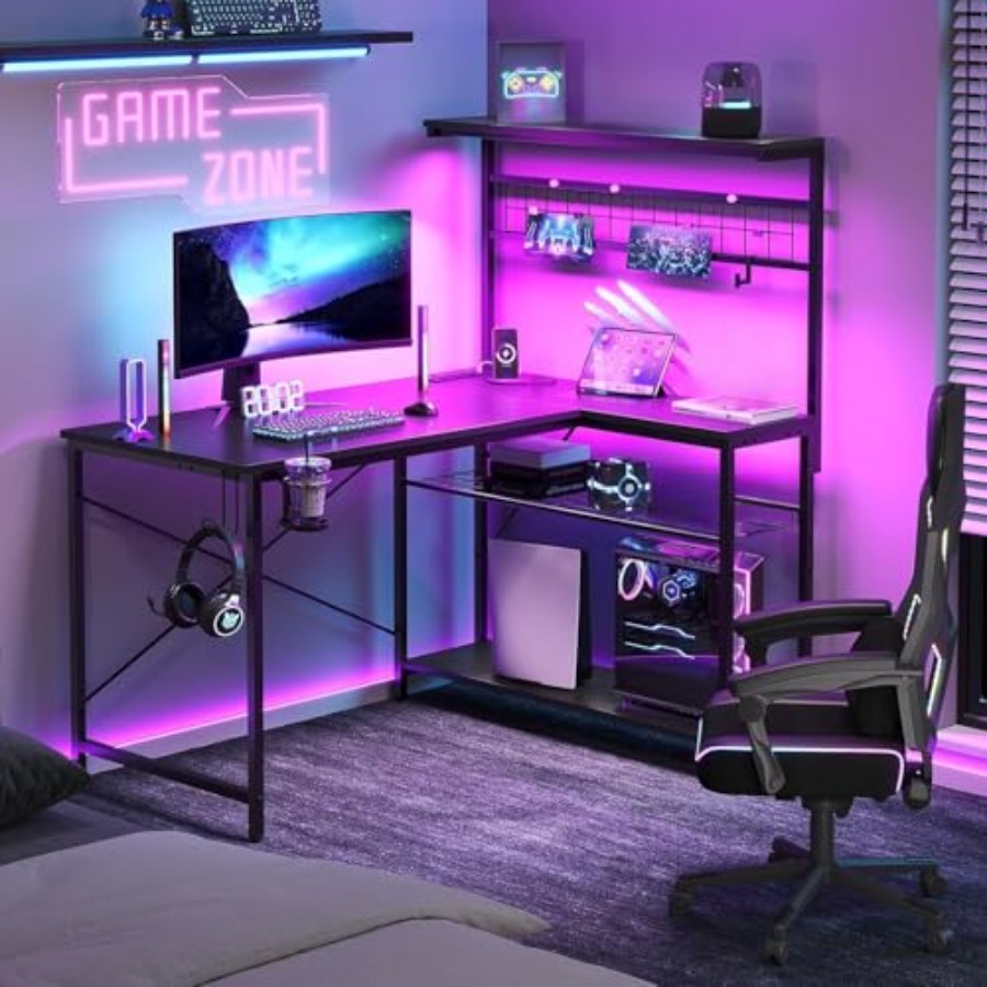 Desk Setup Black And Wood - 42インチのゲーミングデスク。電源コンセントとLEDライトを搭載し、ゲーム環境に最適。スチールフレーム、ブラック。ケーブル管理機能とRGBライティングを備えています。